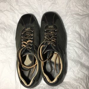 BORN. OXFORDS. SZ 9 1/2 women